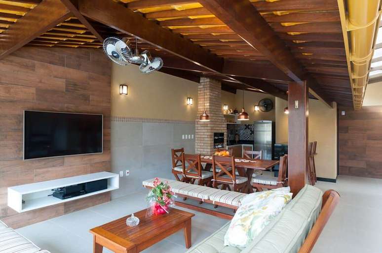 5. Área de churrasqueira e móveis confortáveis na decoração de ambientes externos – Foto Homify