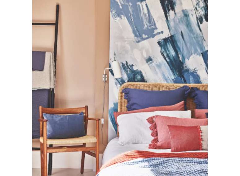 Aperfei&ccedil;oe uma cama com uma cabeceira de lona pintada