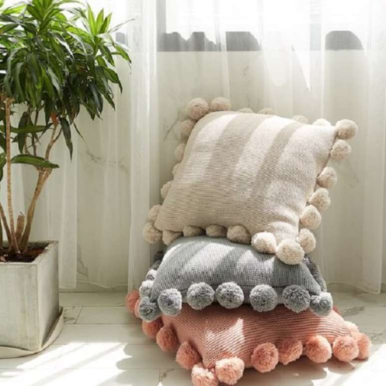 18. Almofada de tricô para decoração de ambientes conchegantes como a sala de estar e quarto – Foto Deveno