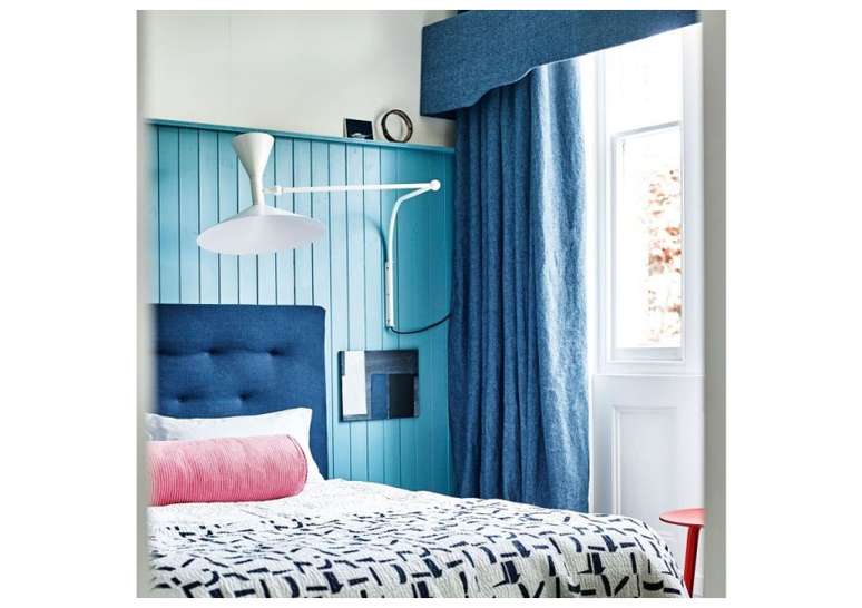 Cabeceiras grandes ou com padr&otilde;es arrojados tornam-se um ponto focal natural em um quarto.