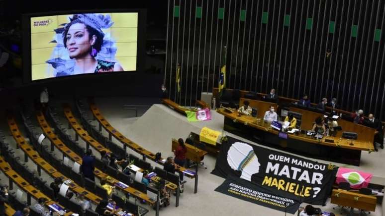 Imagem mostra parlamentares em ato em memória de Marielle Franco