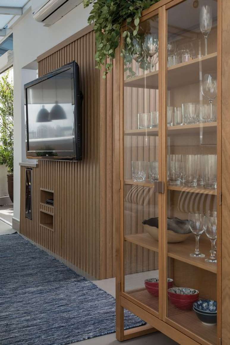 58. Cristaleira de vidro grande na sala moderna &ndash; Via: Marina Carvalho