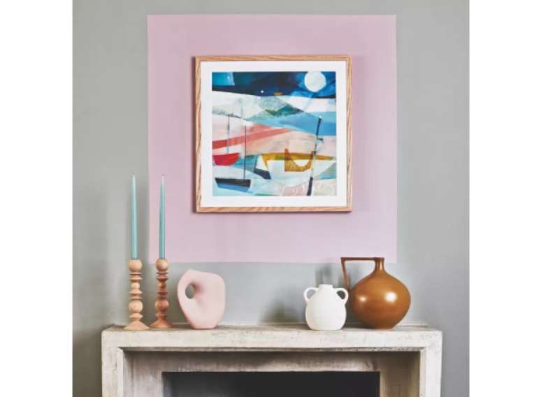 Aumente a escala de uma pintura emoldurada acima de uma lareira