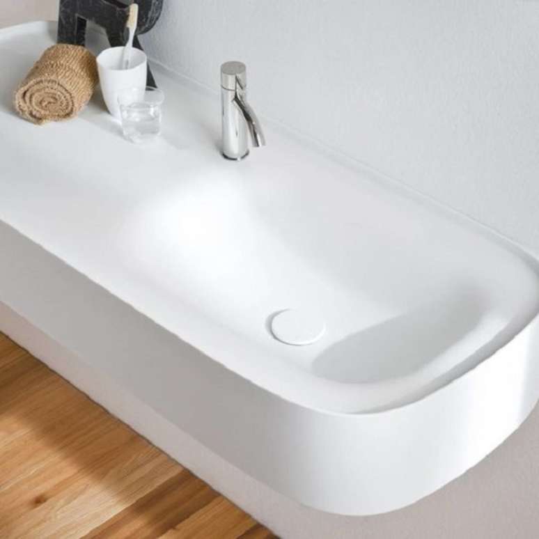 14. Bancada em corian branco para banheiro – Foto Acqua Design Rio