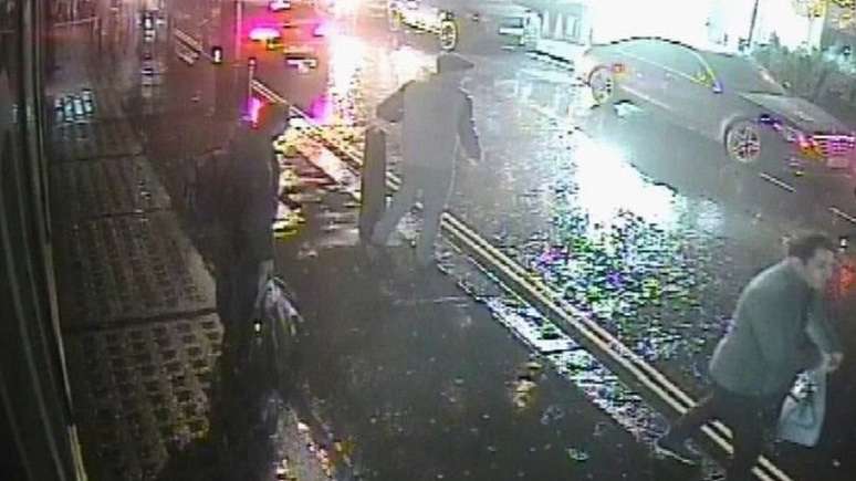 Imagens de c&acirc;meras de seguran&ccedil;a mostraram suspeitos entrando em t&aacute;xi