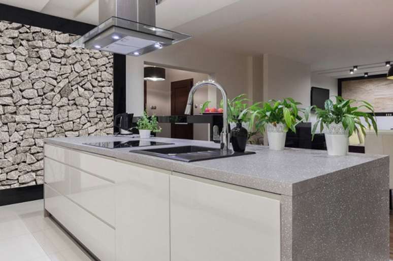 20. Corian bege para cozinha branca – Foto Kitchen Design Blog