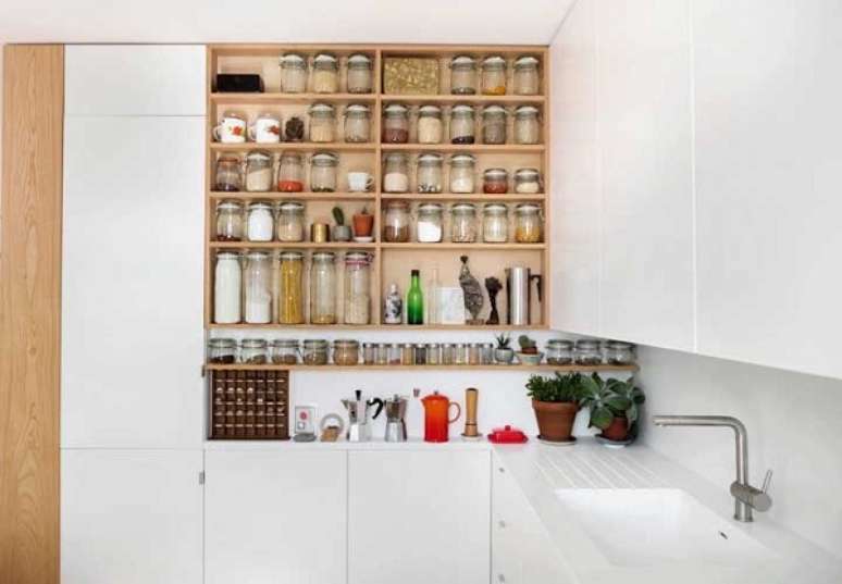 37. Cozinha com bancada corian branco &ndash; Foto Houzz