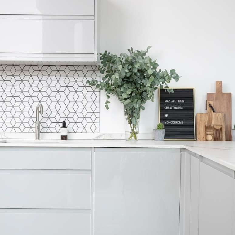 Adote uma paleta de cores claras que refletir&aacute; a luz ao redor, fazendo com que a cozinha pare&ccedil;a espa&ccedil;osa.