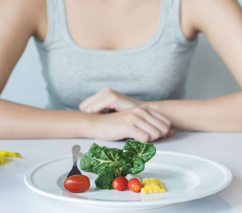 Comer pouco n&atilde;o vai ajudar voc&ecirc; a emagrecer 