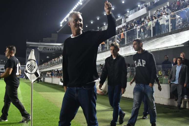 Com Lisca presente na Vila, Santos vence e agrada a 'impaciente' torcida