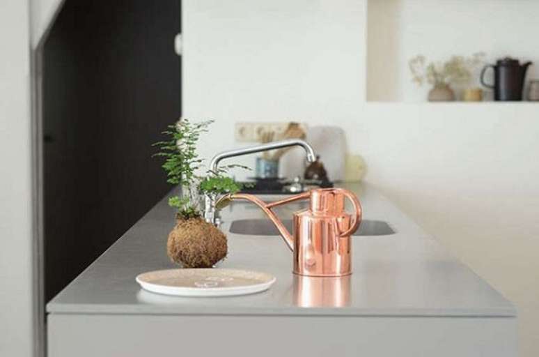 28. Corian cinza para cozinha moderna e pequena – Foto Blog Lovin