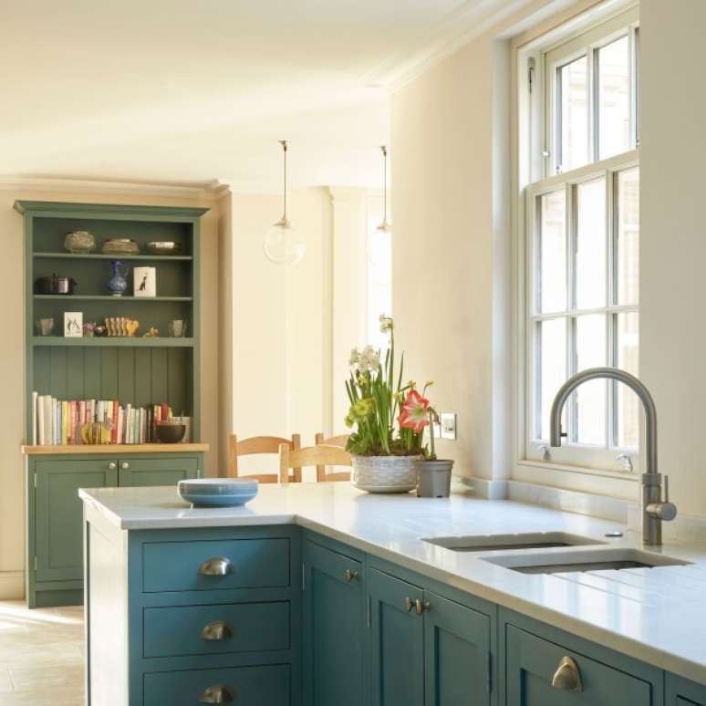 Crie um corredor de arm&aacute;rios.