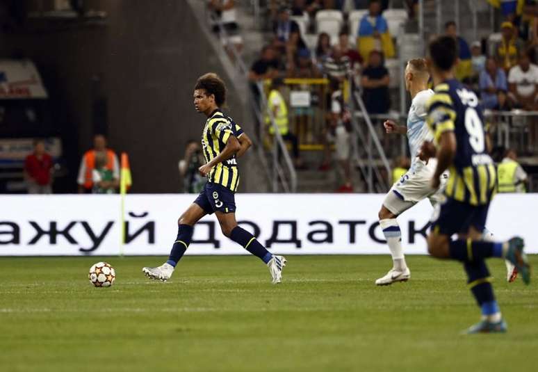 Willian Arão foi titular nos 90 minutos do empate do Fener com o Dínamo de Kiev (Foto: Semih Bahadir / Fenerbahçe)