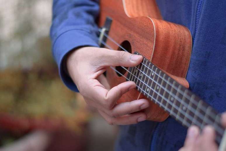 O ukulele é pequeno, bonito e fácil de tocar! (Foto/Pexels)