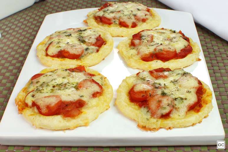 Minipizza de p&atilde;o de queijo &ndash; Foto: Guia da Cozinha
