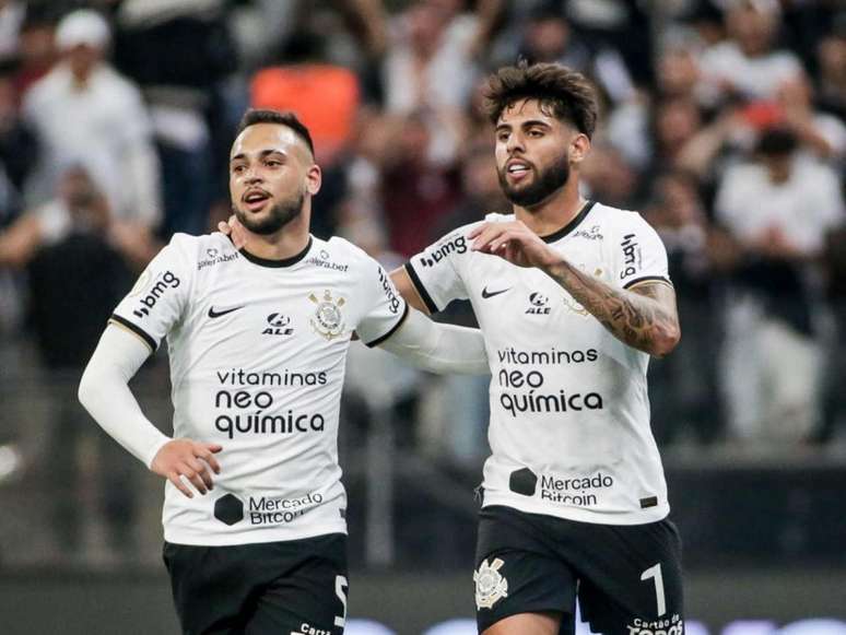 Maycon e Yuri Alberto em ação contra o Coritiba (Foto: Rodrigo Coca/Agência Corinthians)