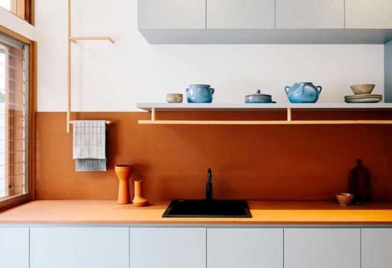 31. Corian laranja para cozinha cinza e moderna – Foto Jera Arquitetura e Engenharia