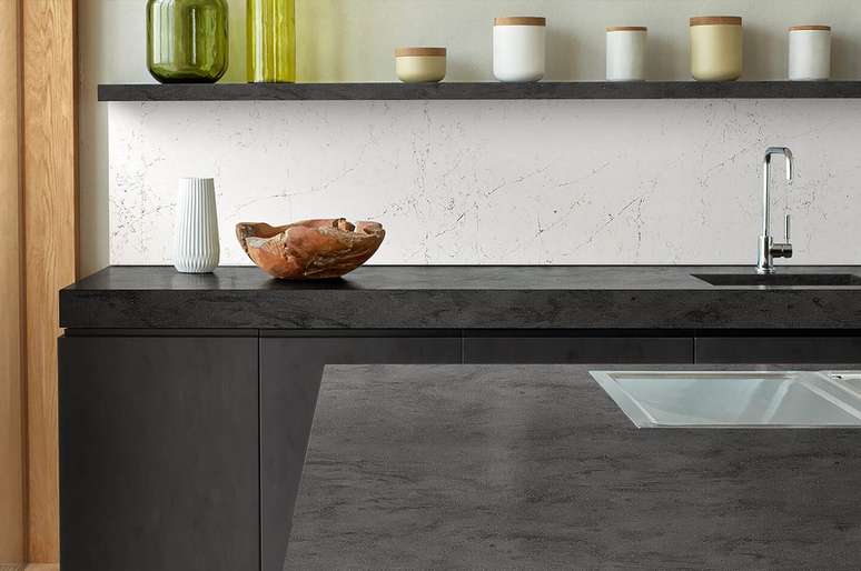 38. Cozinha com bancada corian cinza escura – Foto Granite Worktops