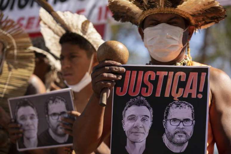 Manifestantes com cartazes pedem justiça por Dom e Bruno