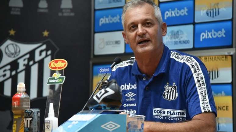 Lisca foi apresentado pelo Santos nesta quinta (Foto: Divulgação/Santos)