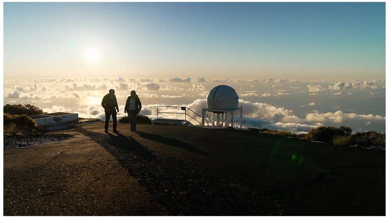 Telesc&oacute;pio est&aacute; localizado acima das nuvens para que possa obter uma vis&atilde;o clara do c&eacute;u &agrave; noite