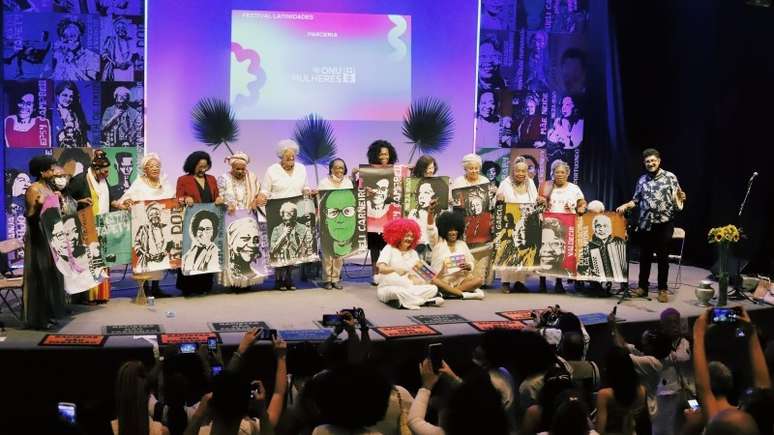 Imagem mostra mulheres negras que participaram da abertura do Festival Latinidades.