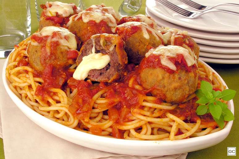 Espaguete com almôndegas à parmegiana – Foto: Guia da Cozinha