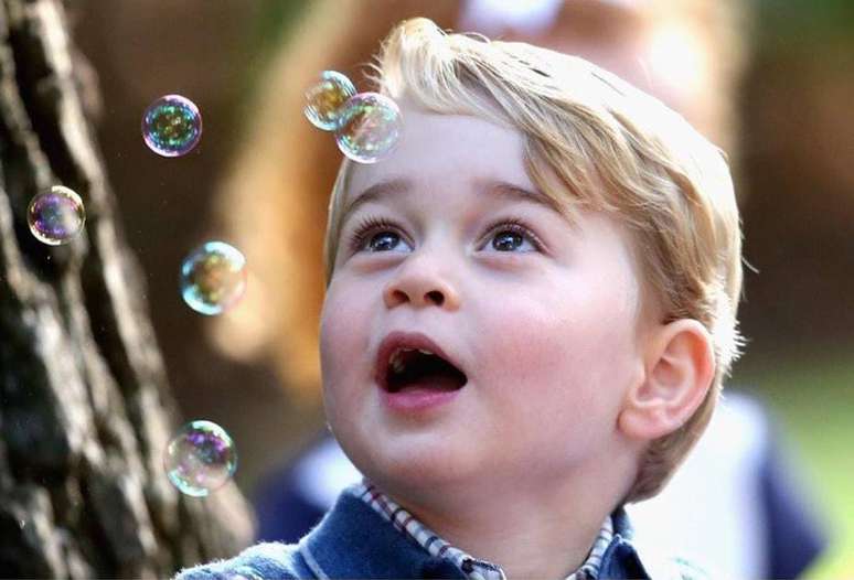 Príncipe George olha encantado bolinhas de sabão