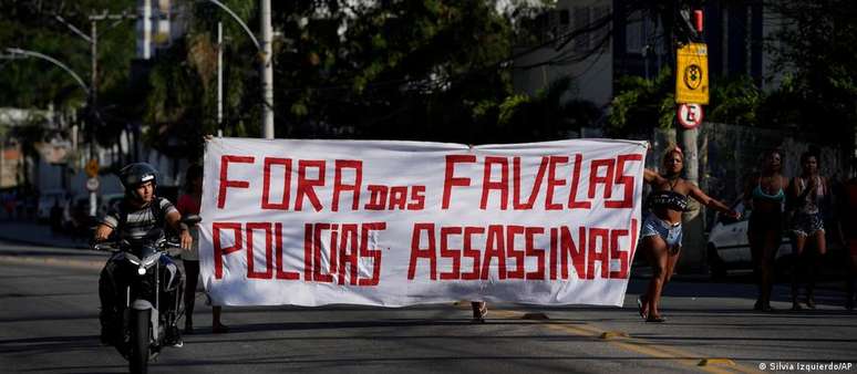 Moradores protestaram após ação policial no Complexo do Alemão