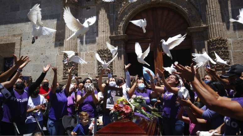 Homenagem durante funeral de Luz Raquel Padilla