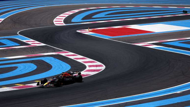 Max Verstappen faz a chicane que corta a longa reta de Paul Ricard