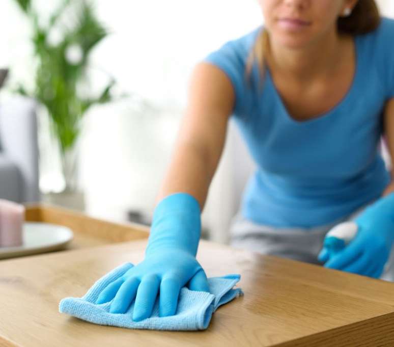 Os m&oacute;veis devem sempre ser limpos antes do ch&atilde;o para evitar o retrabalho 