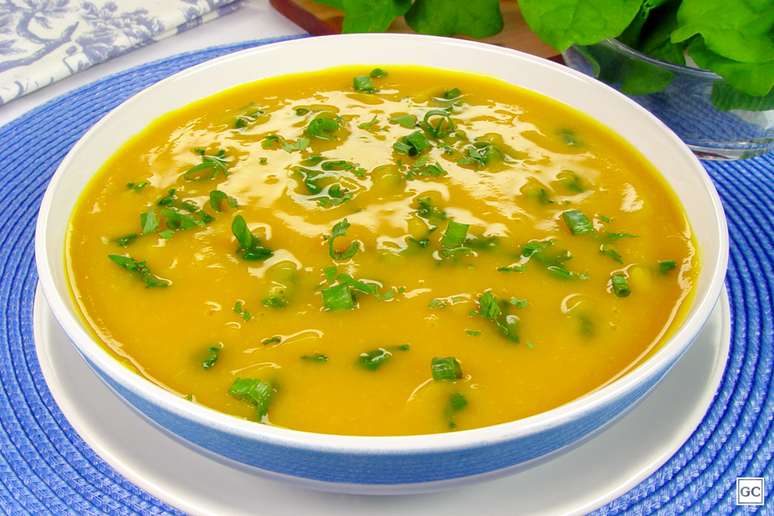 Caldo de abóbora com espinafre – Foto: Guia da Cozinha