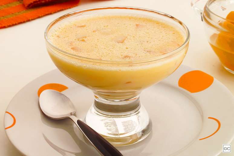 Mousse de pêssego com gelatina incolor – Foto: Guia da Cozinha