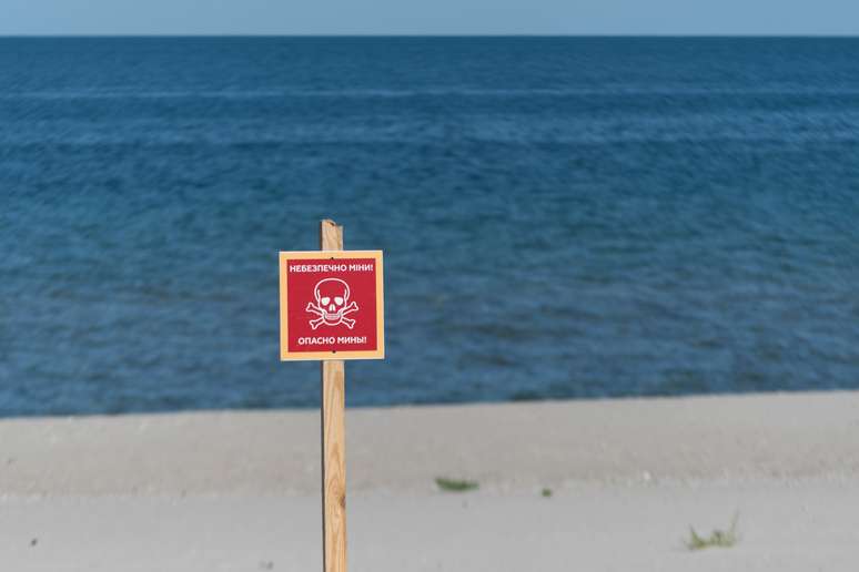 Placa alerta para minas em praia de Odessa, na Ucrânia