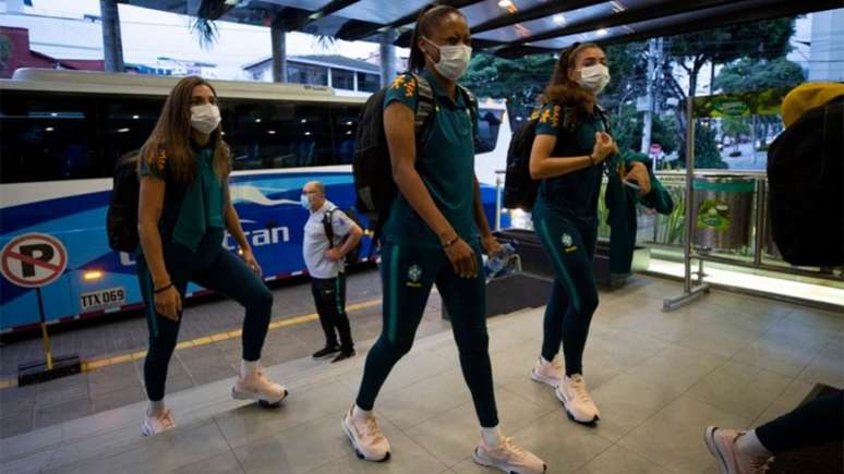Seleção brasileira desembarca para Copa do Mundo Feminina