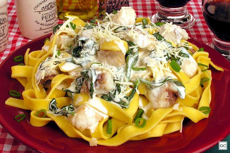 Talharim prático de espinafre e queijo – Foto: Guia da Cozinha