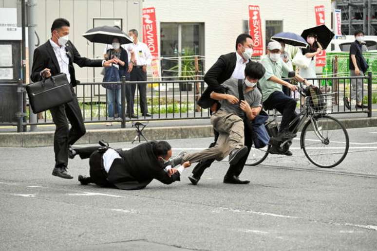 Momento da prisão de Tetsuya Yamagami, em 8 de julho