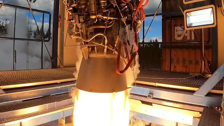 Teste do motor Helix, da startup alemã Rocket Factory Augsburg (Imagem: Reprodução/Rocket Factory Augsburg via Twitter)