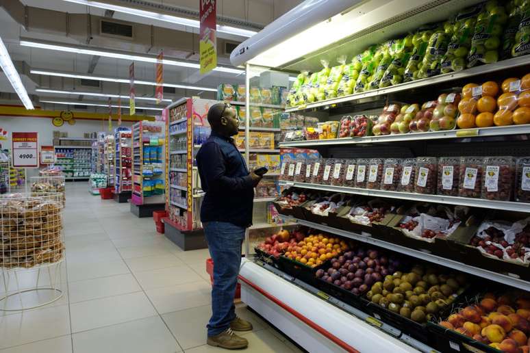 As cadeias de suprimentos dos supermercados são otimizadas para vender produtos embalados e precisariam ser reformuladas se parássemos de usar plástico