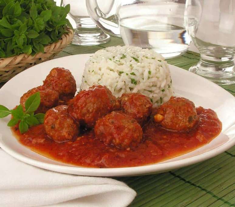 Alm&ocirc;ndegas ao molho (Reprodu&ccedil;&atilde;o / Guia da Cozinha)