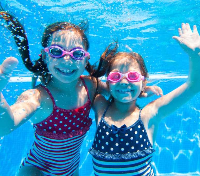 Os dias de calor em meio ao inverno são ótimos para curtir uma piscina 