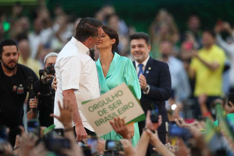 Bolsonaro beija Michelle durante lançamento de candidatura à reeleição 