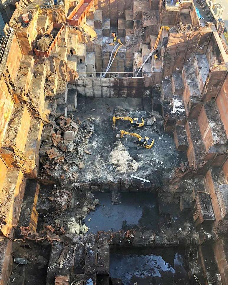 Depois que o inc&ecirc;ndio foi apagado a bordo do Maersk Honam, os res&iacute;duos foram retirados por escavadoras e, por fim, toda a proa foi removida e substitu&iacute;da