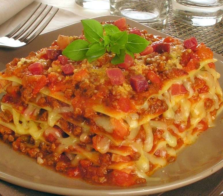 Lasanha &agrave; bolonhesa com bacon (Reprodu&ccedil;&atilde;o / Guia da Cozinha)