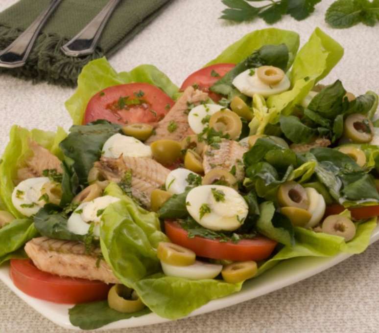 Salada verde com sardinha (Reprodução / Guia da Cozinha)