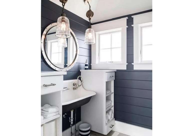 Pontos de destaque inspirados na costa (como as arandelas e o espelho) neste banheiro s&atilde;o muito charmosos.