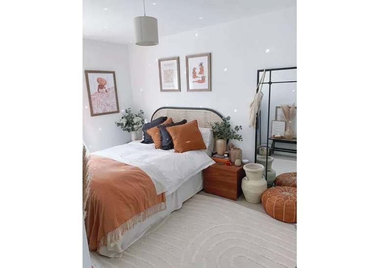 No quarto da instagrammer Elsa, a luz dan&ccedil;a enquanto &eacute; refletida por uma bola de discoteca escondida no canto. As bolas de discoteca s&atilde;o uma maneira acess&iacute;vel de adicionar um toque vintage a um espa&ccedil;o e sempre rendem elogios!