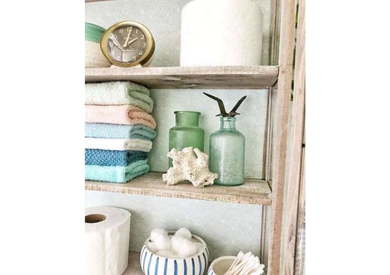 S&atilde;o os pequenos detalhes que podem causar o maior impacto, principalmente em um espa&ccedil;o pequeno como um banheiro. Coloque um belo peda&ccedil;o de coral em suas prateleiras ou penteadeira.