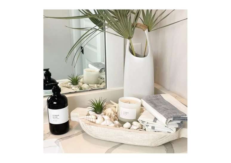 Um prato cheio de conchas tamb&eacute;m &eacute; uma maneira econ&ocirc;mica e ador&aacute;vel de introduzir o estilo costeiro em seu banheiro.